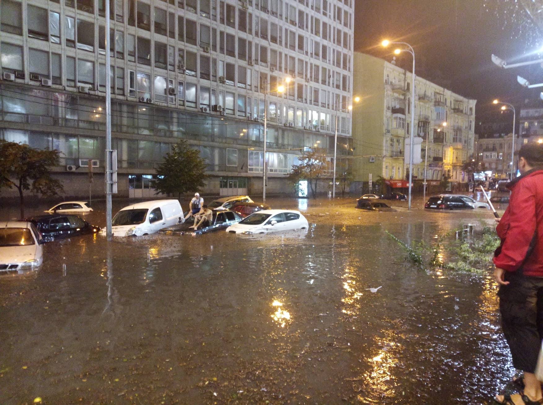 Центр Києва під водою: злива заблокувала водіїв у машинах (ФОТО, ВІДЕО)