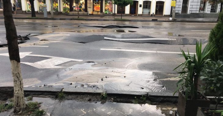 Нічний потоп в Києві: з бару на Антоновича відкачали 40 тонн води Нічний потоп в Києві: з бару на Антоновича відкачали 40 тонн води