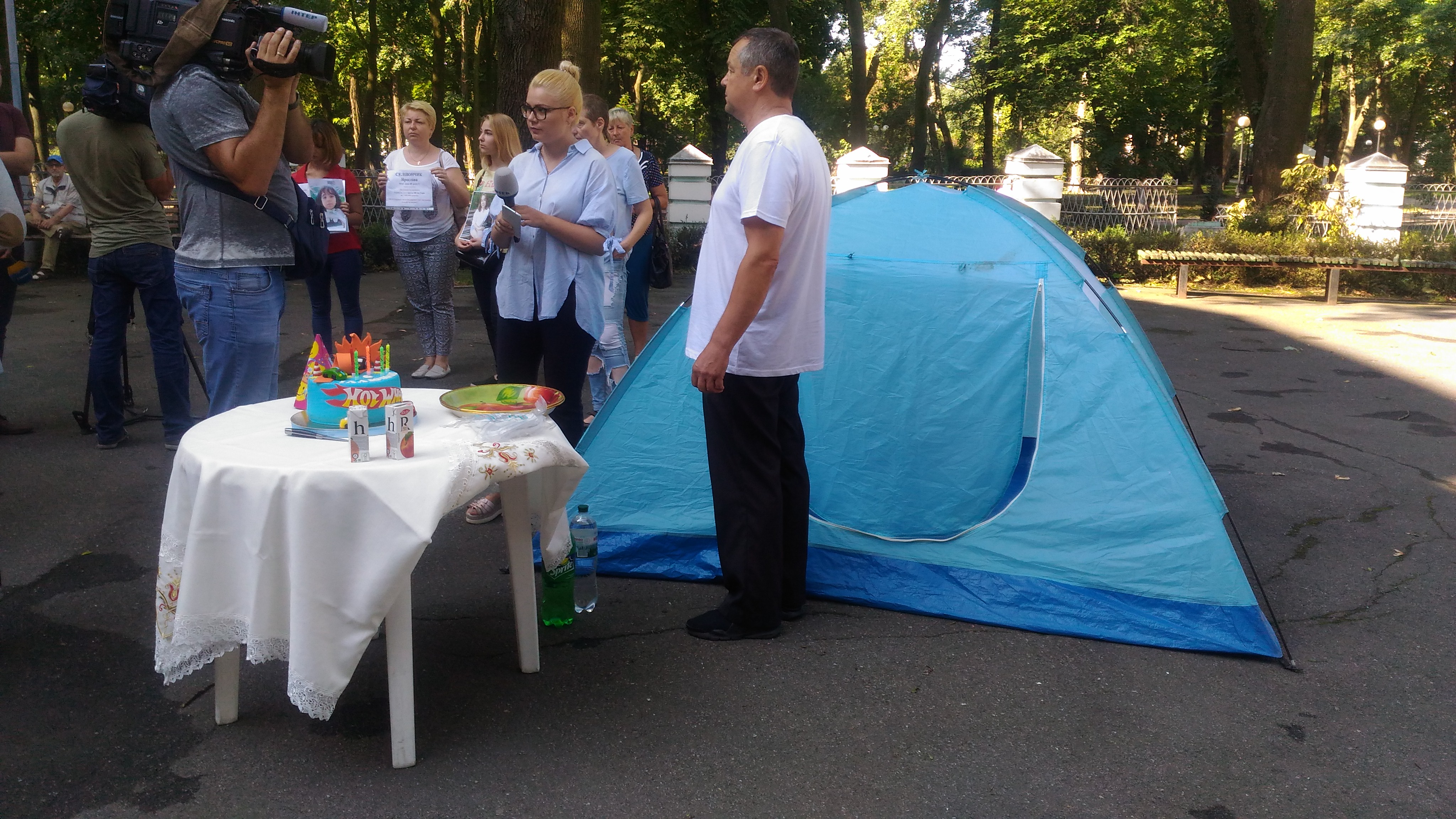 Батько онкохворої Оксани Гергало розпочав безстрокову акцію протесту біля МОЗ