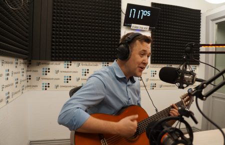 Пісняр Андрій Стукало музичить наживо у студії Громадського радіо
