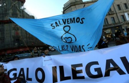 В Аргентині парламент відмовився легалізувати аборти