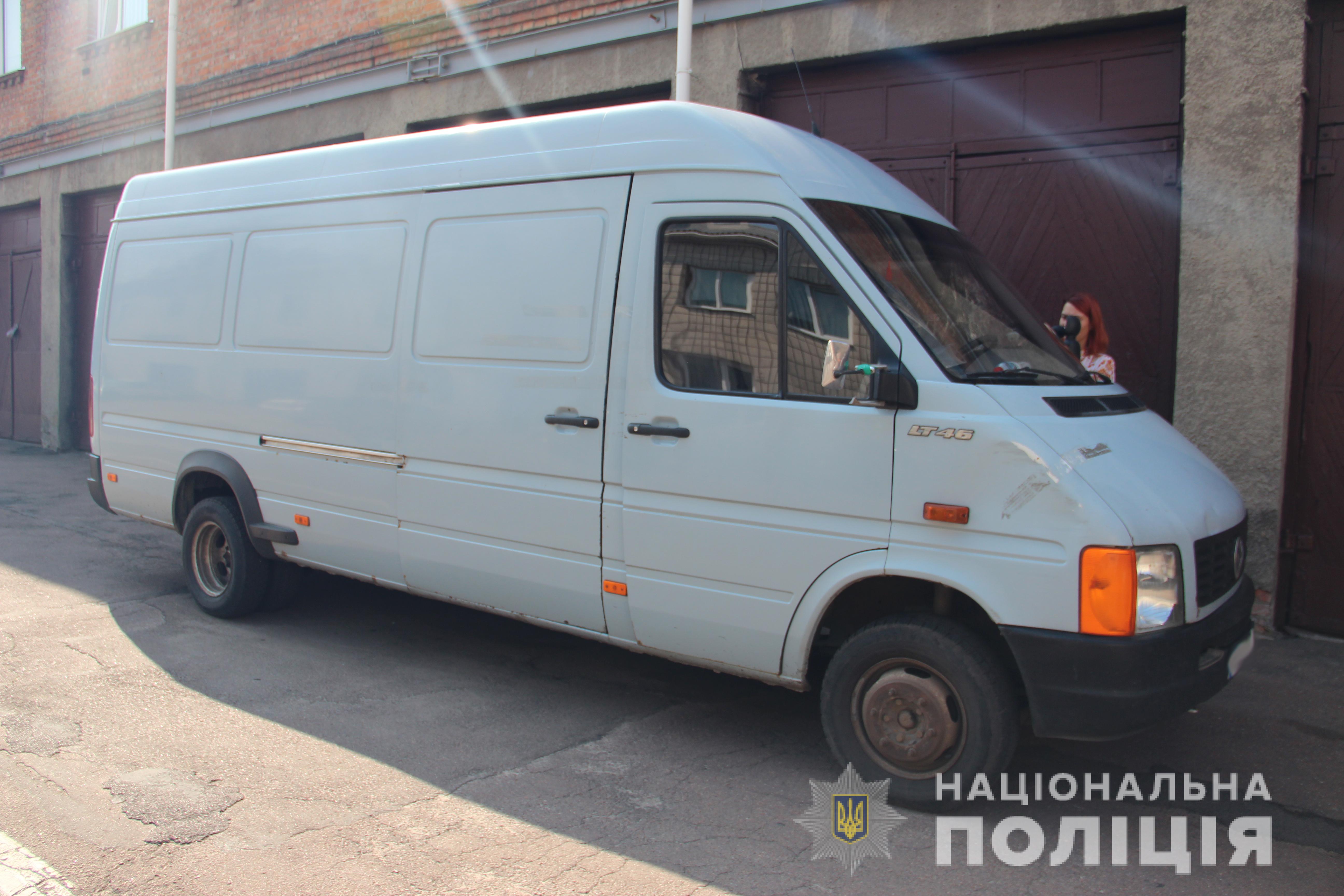 Українському волонтеру, який був у полоні сепаратистів, повернули його мікроавтобус (ФОТО)