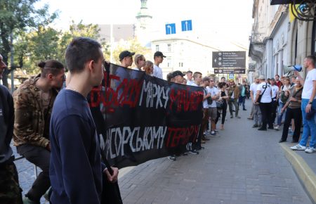Фаєри та графіті: у Львові пройшло судове засідання у справі підозрюваного у нападі на копа
