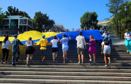 На Потьомкінських сходах в Одесі розгорнули 27-метровий прапор (ФОТО, ВІДЕО)