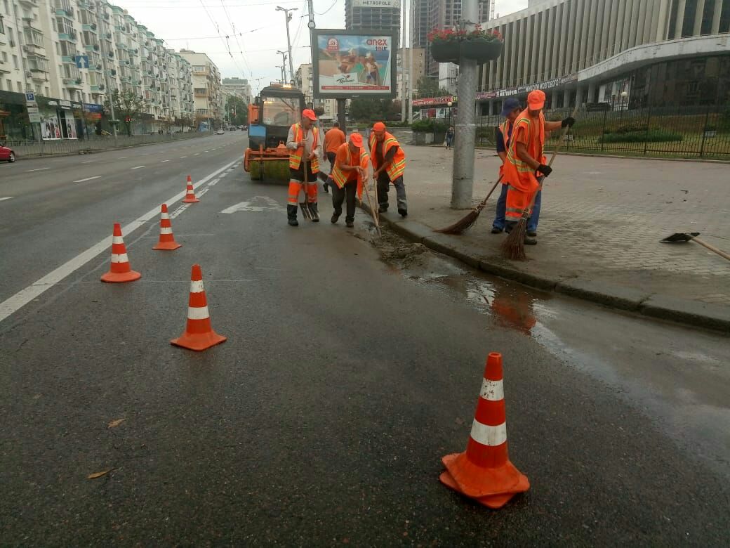Київ після зливи прибирають 178 працівників Київавтодору та 91 одиниця спецтехніки, - КМДА (ФОТО)
