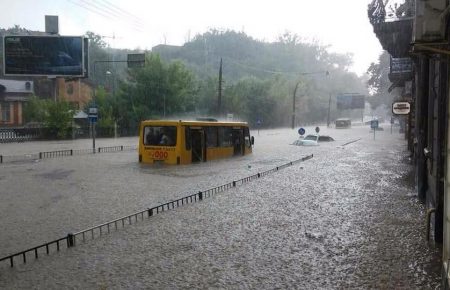 У Львові злива. Машини опинилися під водою, а пасажири &#8211; заблокованими в автобусах (ФОТО, ВІДЕО)