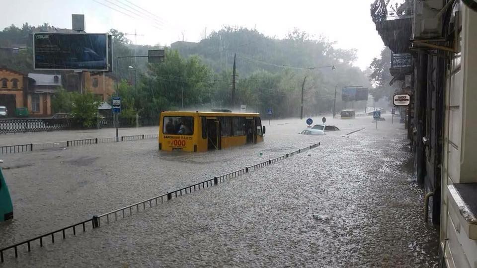 У Львові злива. Машини опинилися під водою, а пасажири &#8211; заблокованими в автобусах (ФОТО, ВІДЕО)