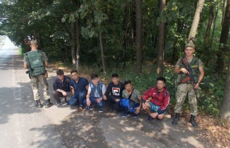 На Закарпатті громадянин РФ намагався перевезти через кордон шістьох нелегалів