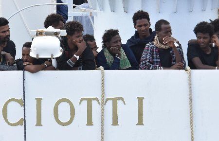 Італія дозволила 150 мігрантам зійти на берег