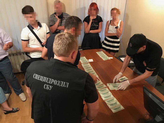 В Одесі за підозрою у хабарництві СБУ затримала реєстраторку нерухомості (ФОТО)