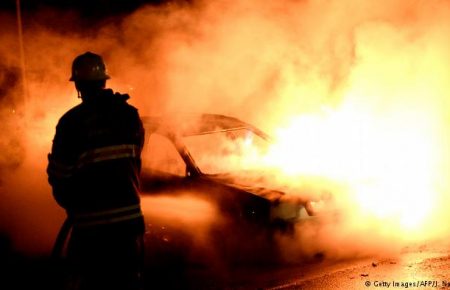 У шведських містах невідомі в масках підпалили за ніч понад сотню автівок