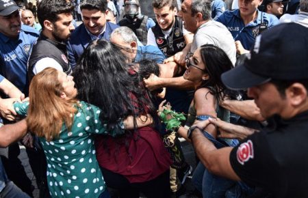 Поліція Стамбула розігнала 700-ту акцію «суботніх матерів»