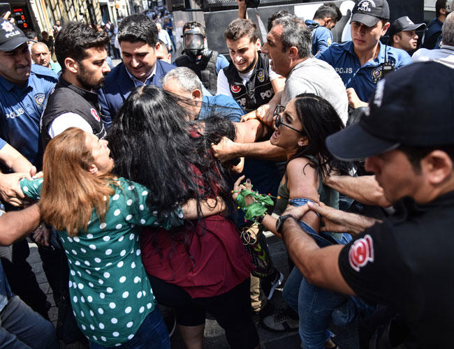 Поліція Стамбула розігнала 700-ту акцію «суботніх матерів»