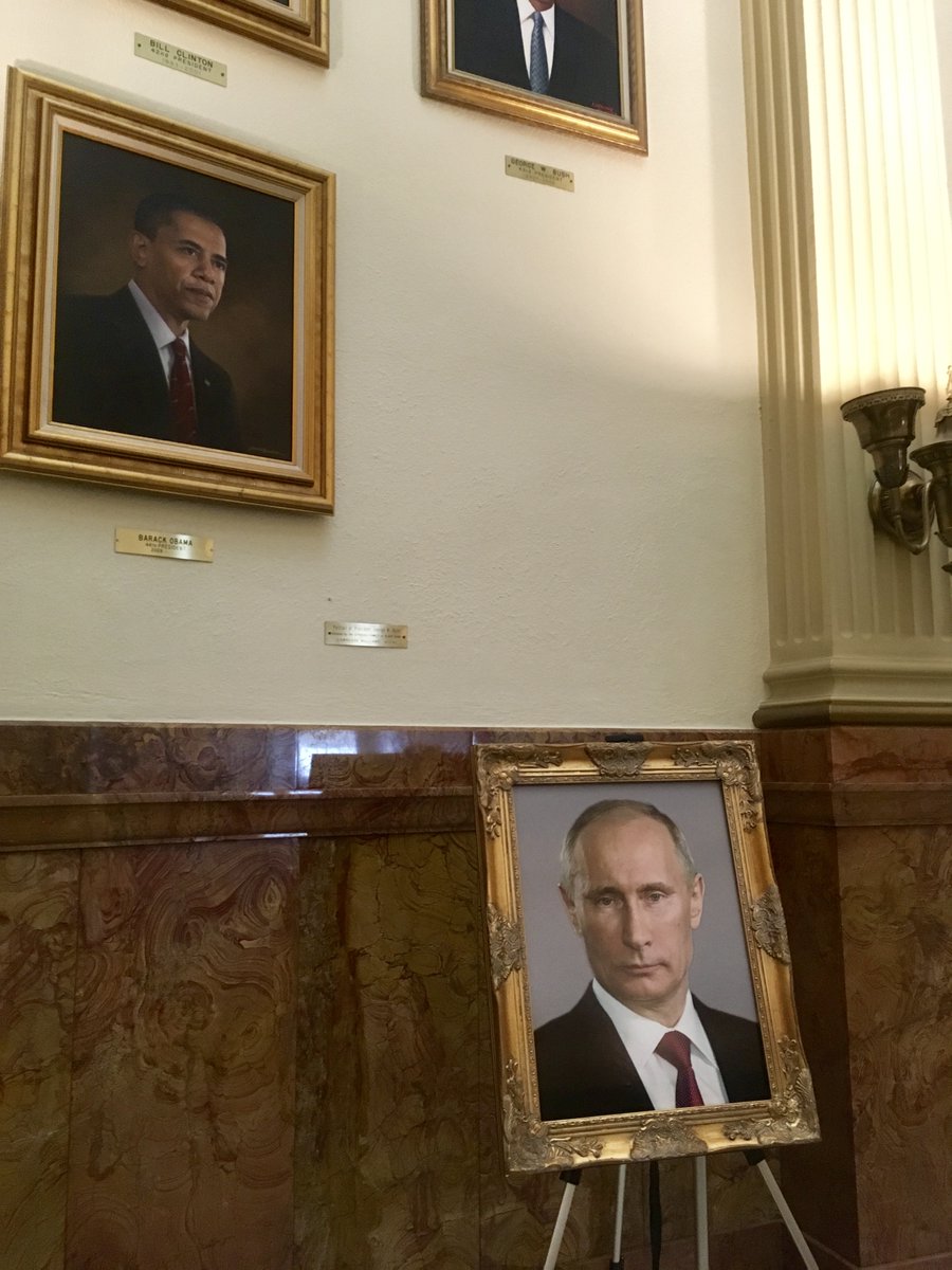 Помічницю політика з Колорадо покарали за портрет Путіна