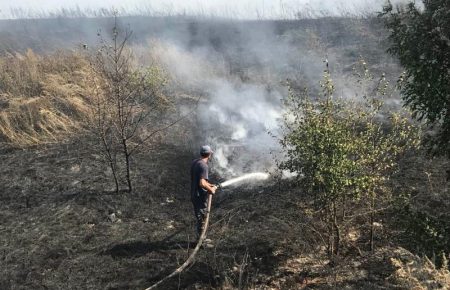 Дві доби палають відстійники на Полтавщині: рятувальники не працюють вночі через небезпеку