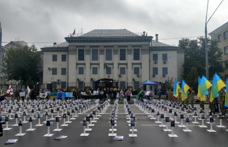 Під посольство РФ у Києві принесли хрести з фото загиблих під Іловайськом (ФОТО)