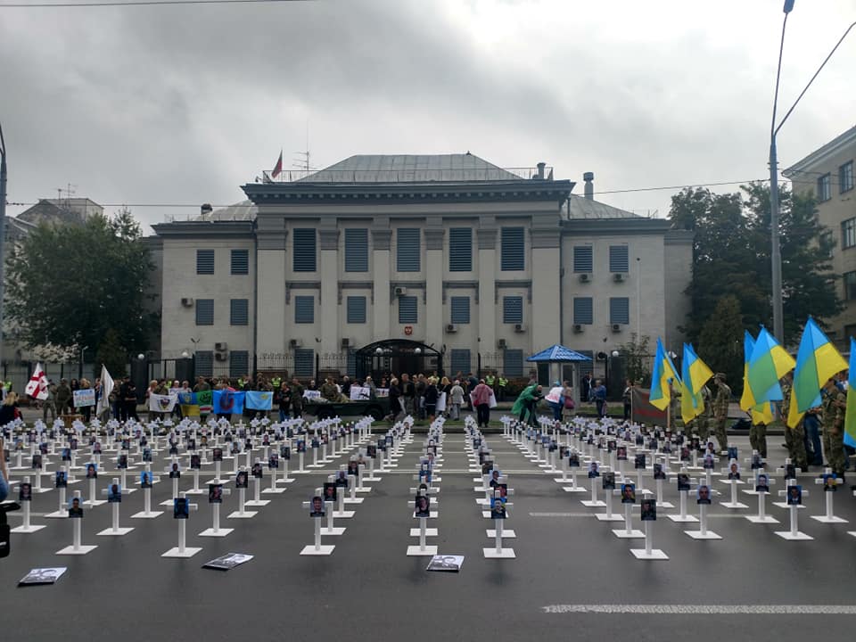 Під посольство РФ у Києві принесли хрести з фото загиблих під Іловайськом (ФОТО)