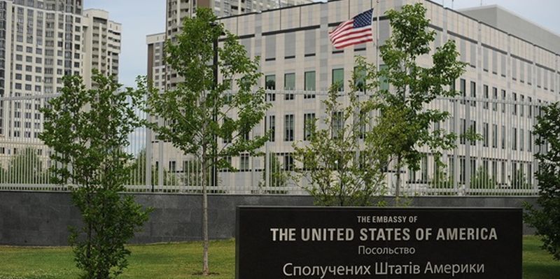 Смерть МакКейна: до посольства США в Україні зносять квіти