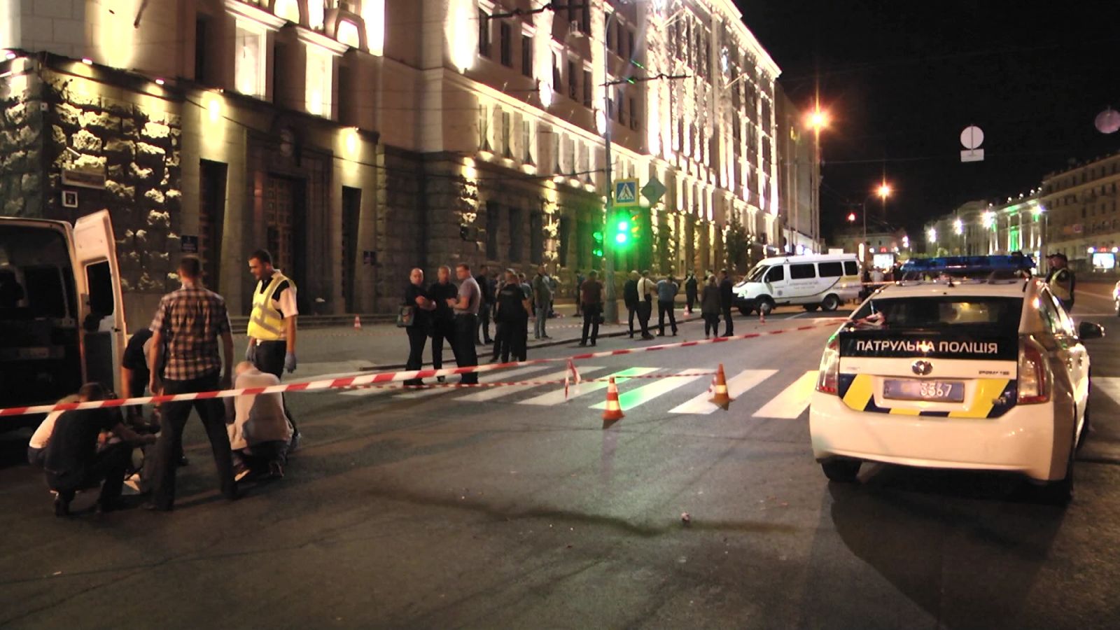 Двоє людей загинули у перестрілці біля Харківської міськради. Серед них – патрульний поліцейський