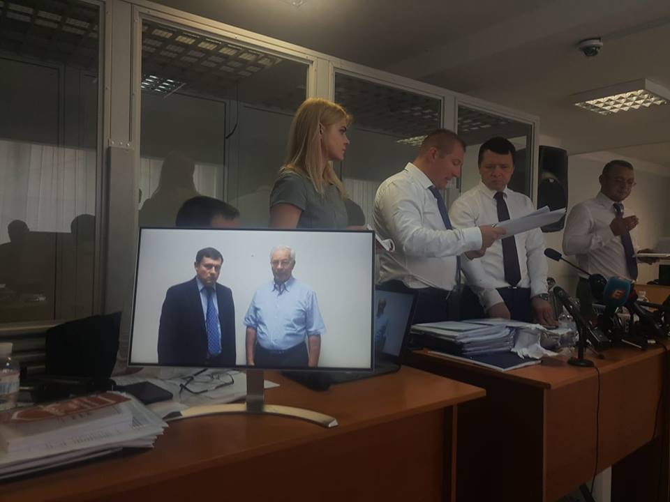 Суд у справі Януковича: Азаров, який мав давати свідчення, з’явився у записаному заздалегідь ролику
