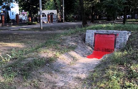 У Харкові активісти відмили облитий фарбою пам’ятник героям УПА