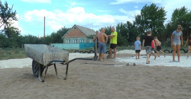 В Костянтинівці ветерани АТО купили землю і облаштовують там дитячий майданчик (ФОТО) В Костянтинівці ветерани АТО купили землю і облаштовують там дитячий майданчик (ФОТО)