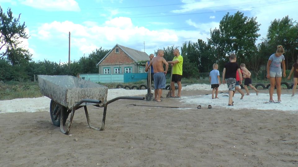 В Костянтинівці ветерани АТО купили землю і облаштовують там дитячий майданчик (ФОТО)