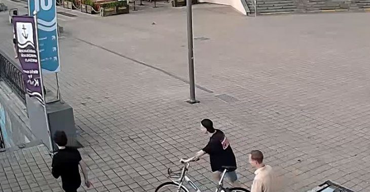 У Києві розшукують людей, які пошкодили та втопили у Дніпрі прокатний велосипед У Києві розшукують людей, які пошкодили та втопили у Дніпрі прокатний велосипед