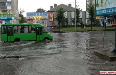 Раптова злива затопила вулиці у Бердичеві (ВІДЕО)