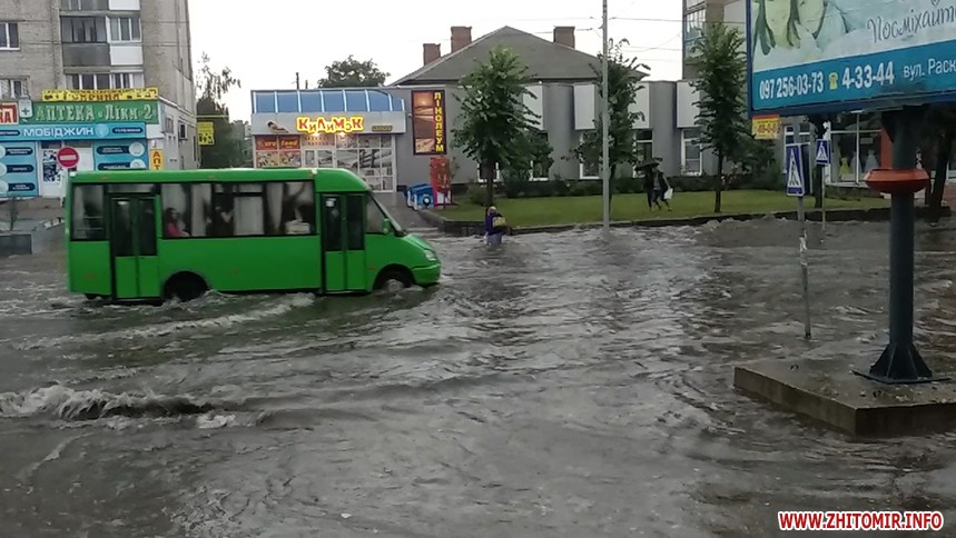 Раптова злива затопила вулиці у Бердичеві (ВІДЕО)