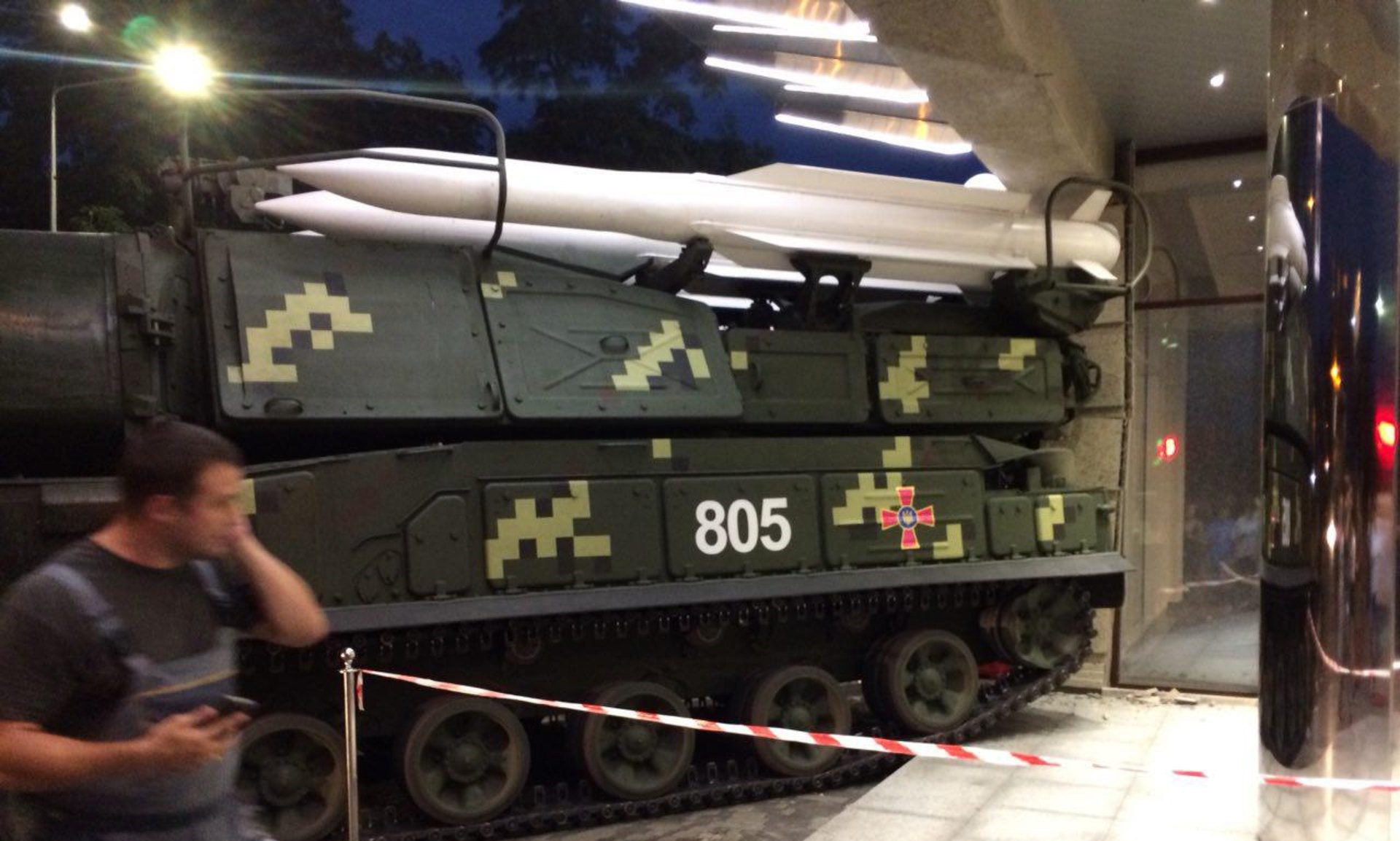 У Києві зенітна установка «Бук» врізалась в бізнес-центр (ВІДЕО)