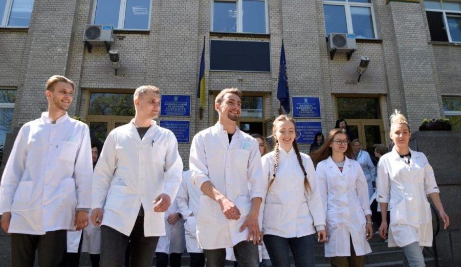 Американські іспити і англійська мова: як зміниться українська медична освіта?