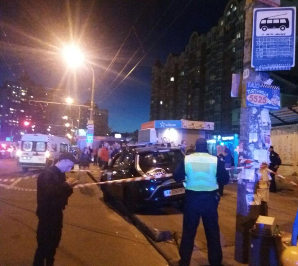 ДТП у Києві: водій таксі в’їхав у зупинку громадського транспорту, є постраждалі