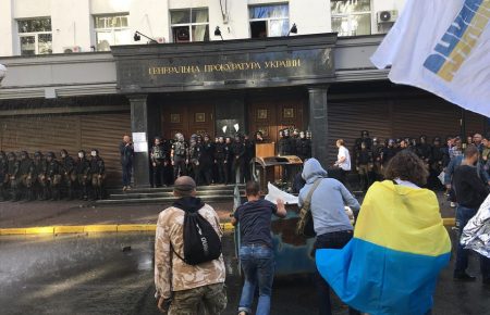 Правоохоронці намагаються потрапити до будівлі з учасниками мітингу під ГПУ для проведення слідчих дій — поліція