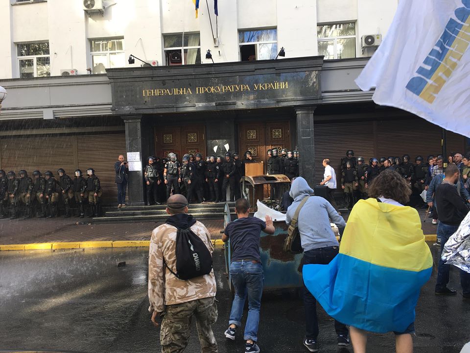 Правоохоронці намагаються потрапити до будівлі з учасниками мітингу під ГПУ для проведення слідчих дій — поліція