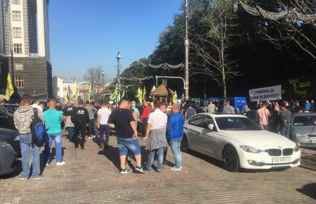 Центр Києва стоїть у заторах через мітинг водіїв на «єврономерах»