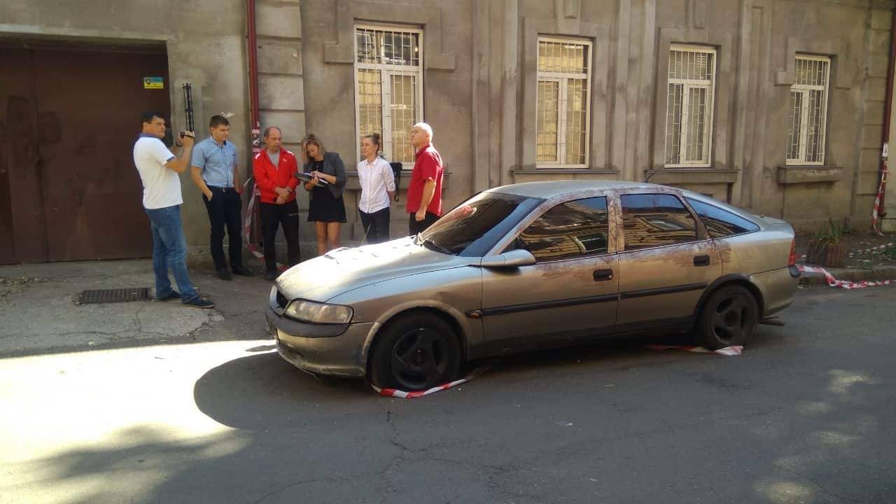В Одесі пограбували авто інкасаторів, двох чоловіків поранено