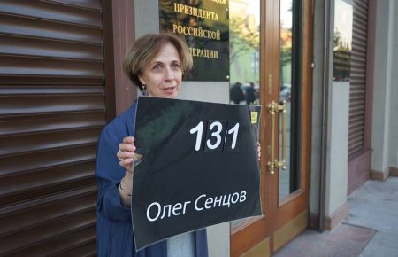 Російська правозахисниця провела під Адміністрацією президента РФ одиночний пікет на підтримку Сенцова