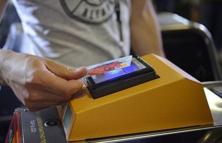 У метро Києва встановлять додаткові 7 турнікетів для оплати банківськими картками