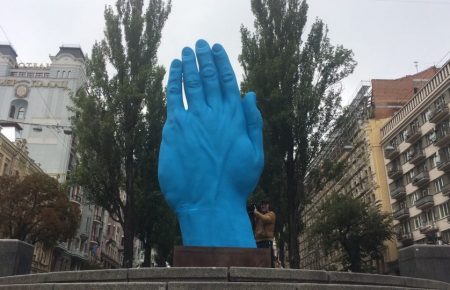 Біля знесеного пам’ятника Леніну в Києві поставили скульптуру руки (ФОТО)