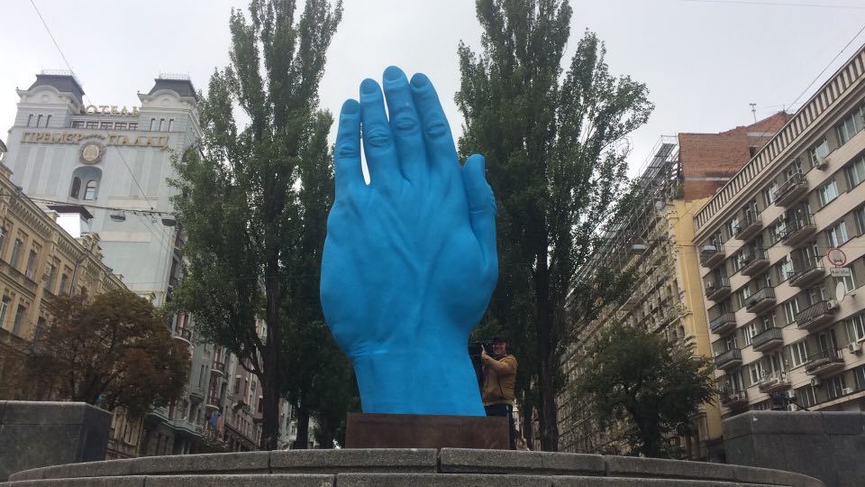 Біля знесеного пам’ятника Леніну в Києві поставили скульптуру руки (ФОТО)
