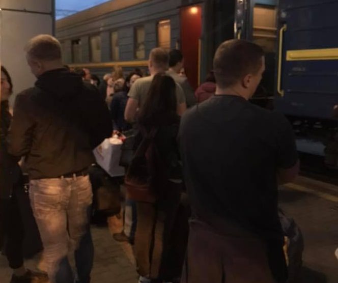 З київського вокзалу евакуювали 700 людей через повідомлення про замінування потягу (ОНОВЛЕНО)