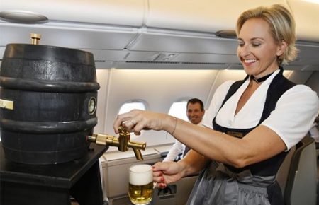 Німецька авіакомпанія на честь «Октоберфесту» наливатиме пиво в літаках