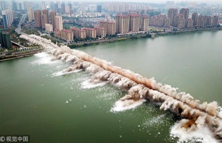 У Китаї влада навмисне підірвала міст довжиною в 1,5 кілометри
