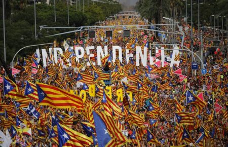 Сотні тисяч прихильників відділення Каталонії від Іспанії вийшли на мітинг у Барселоні — ЗМІ