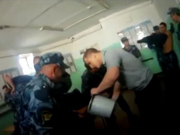 Російський суд скоротив термін ув’язненому Макарову, якого побили в колонії