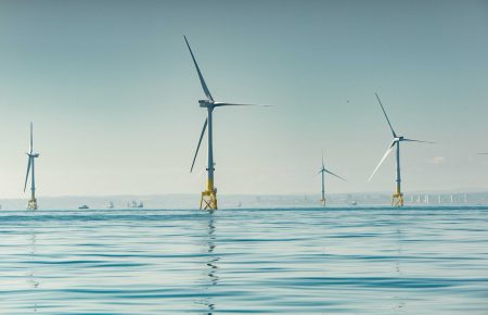 Біля берегів Британії запустили найбільшу у світі плавучу вітроелектростанцію