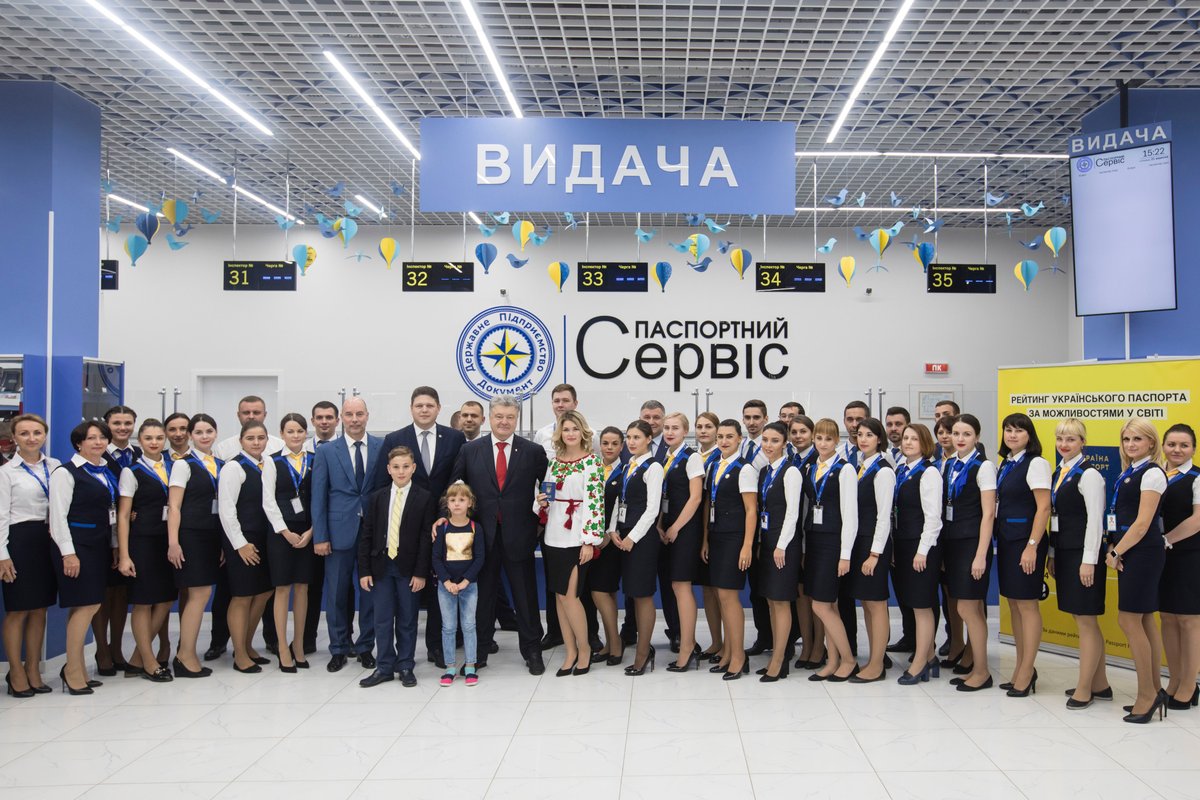 Українка отримала 10-мільйонний біометричний паспорт