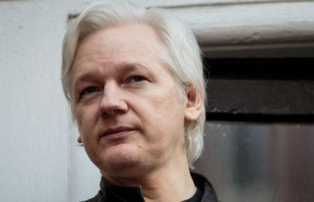 Джуліан Ассанж залишає посаду редактора Wikileaks через проблеми з інтернетом