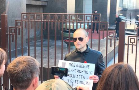 У Росії Держдума прийняла поправки до пенсійної реформи, під парламентом — протести